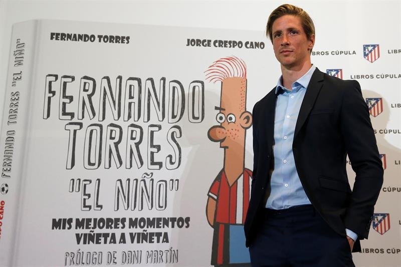 El futbolista del Atlético de Madrid, Fernando Torres, posa para la prensa en el Calderón durante la presentación del libro de viñetas, que habla sobre los mejores momentos del jugador español. EFE