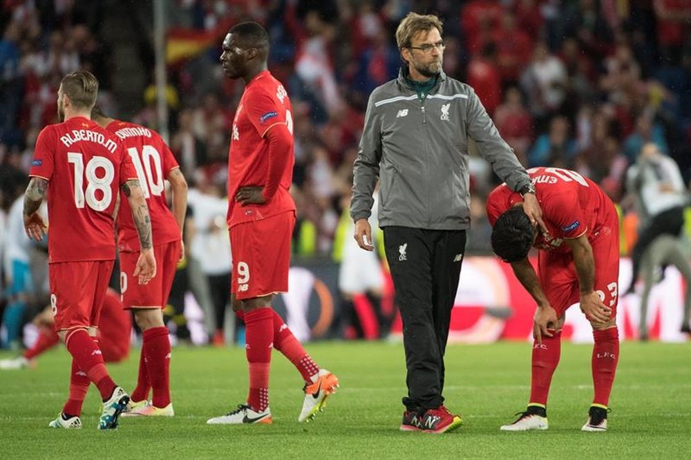 L'entraîneur Jürgen Klopp avec ces joueurs après un match de Liverpool. AFP