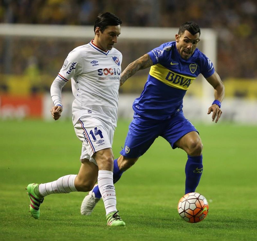 Carlos Tévez sigue acaparando elogios en su propio país. EFE