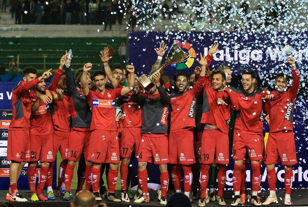 Los jugadores del Espanyol celebran el trofeo conmemorativo del partido amistoso. EFE