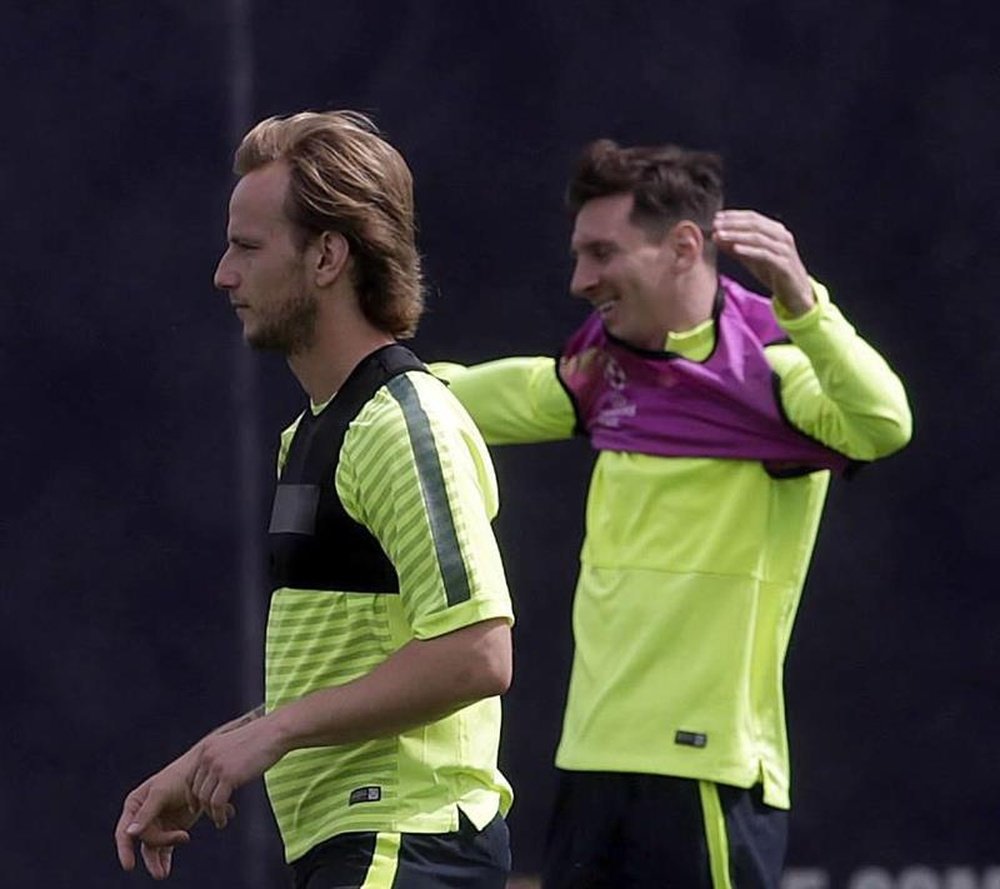 Los jugadores del FC Barcelona Ivan Rakitic (i), y Leo Messi. EFE/Archivo