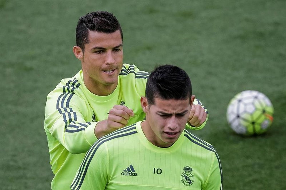 Cristiano Ronaldo terá pedido a James para assinar pela Juve. EFE