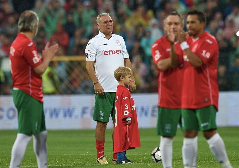 El exfutbolista búlgaro Hristo Stoichkov (c) llora por su compañero de equipo fallecido Trifon Ivanov hoy, viernes 20 de mayo de 2016, durante un partido de fútbol para celebrar el cumpleaños 50 de Stoichkov en el estadio nacional Vasil Levski en Sofía (Bulgaria). EFE