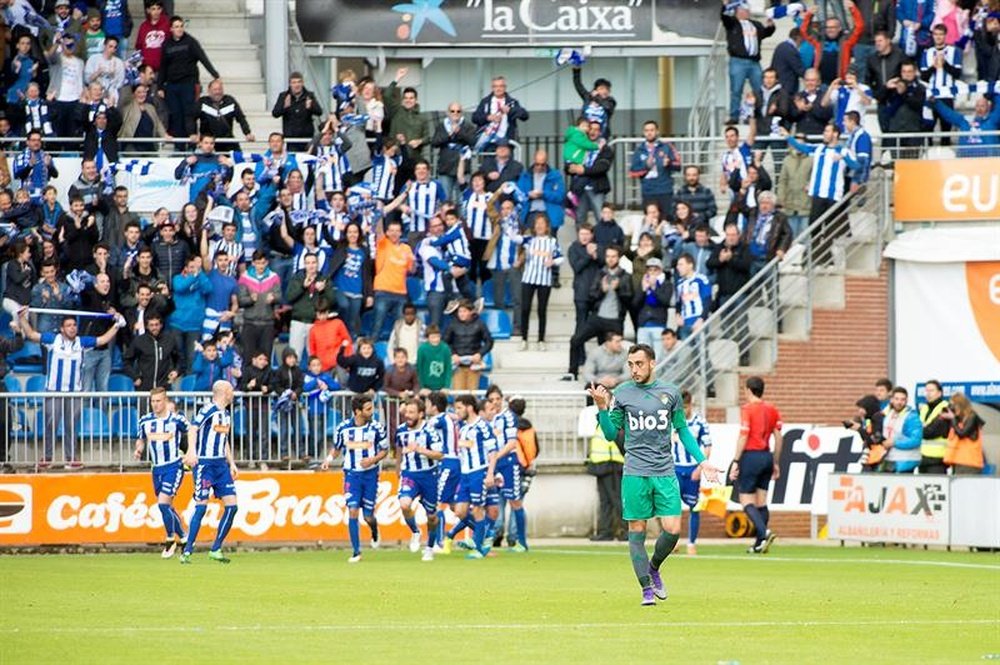 El defensa de la Ponferradina Dani Suárez (d) después de que su equipo encajara el segundo gol ante el Alavés, en partido de Segunda División que se disputó en el estadio de Mendizorroza. EFE