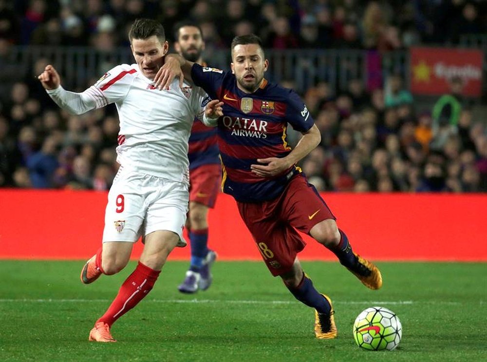Gameiro (L) has been linked with a move to Barcelona. EFE/Archivo