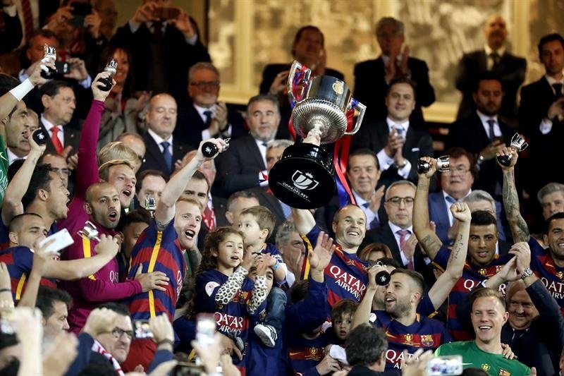 El Barça sufre en inferioridad ante un Sevilla luchador y gana la Copa ...