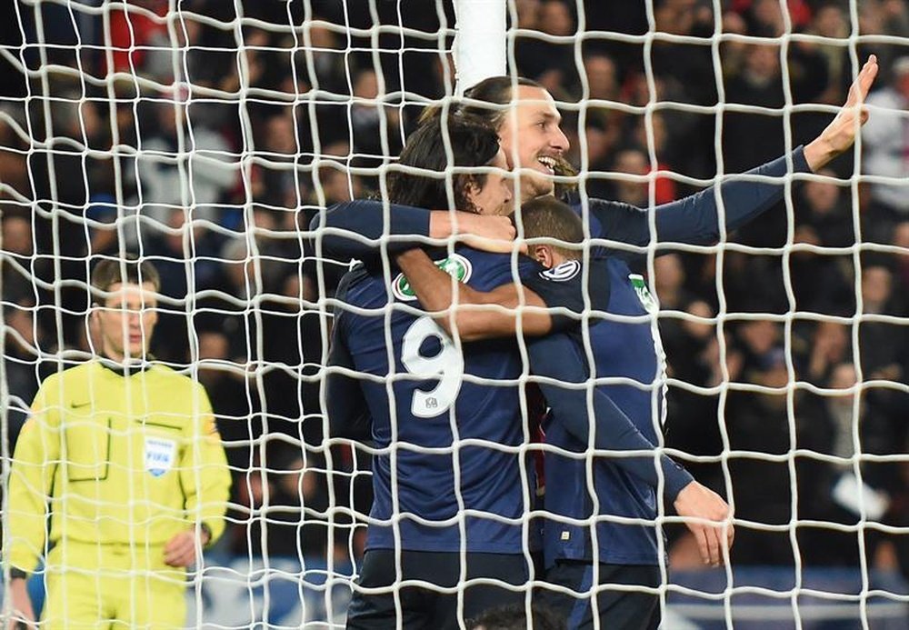El jugador Zlatan Ibrahimovic (c) del Paris Saint Germain (PSG) celebra su anotación ante el Olympique Lyonnais (OL), durante un juego de la Copa de Francia. EFE/Archivo