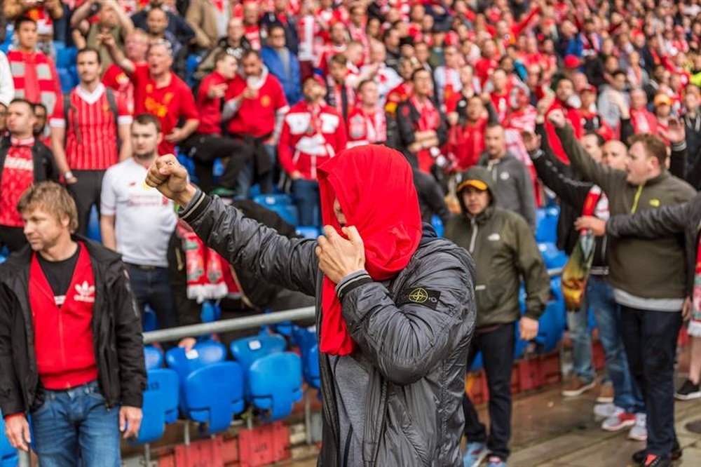 Aficionados del Liverpool gritan consignas a los del Sevilla antes del partido por la final de la Liga Europa entre el Sevilla español y el Liverpool inglés, en el estadio St. Jakob-Park de Basilea (Suiza). EFE/Archivo