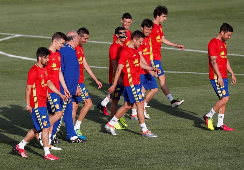 Los jugadores de la selección española de fútbol durante el entrenamiento de esta tarde en la Ciudad del Fútbol de Las Rozas, donde el combinado nacional ha comenzado la concentración para la Eurocopa de Francia. EFE