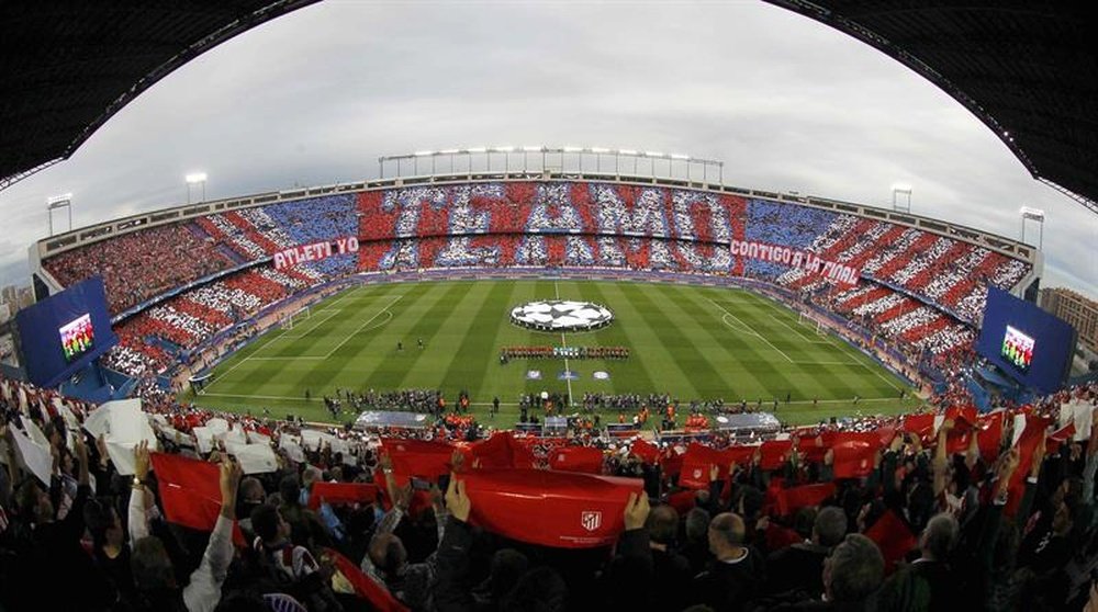 Vista general del estadio Vicente Calderón con los colores rojiblancos en las gradas. EFE/Archivo