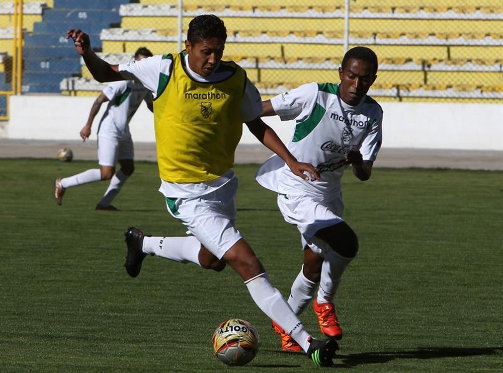 Samuel Galindo (i) disputa el balón con Jaime Arrascaita (d) de la selección boliviana de fútbol durante una sesión de entrenamiento en La Paz (Bolivia). EFE/Archivo