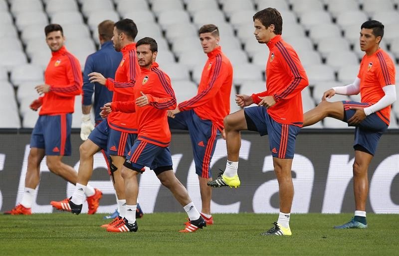 Los jugadores del Valencia CF, durante un entrenamiento. EFE/Archivo