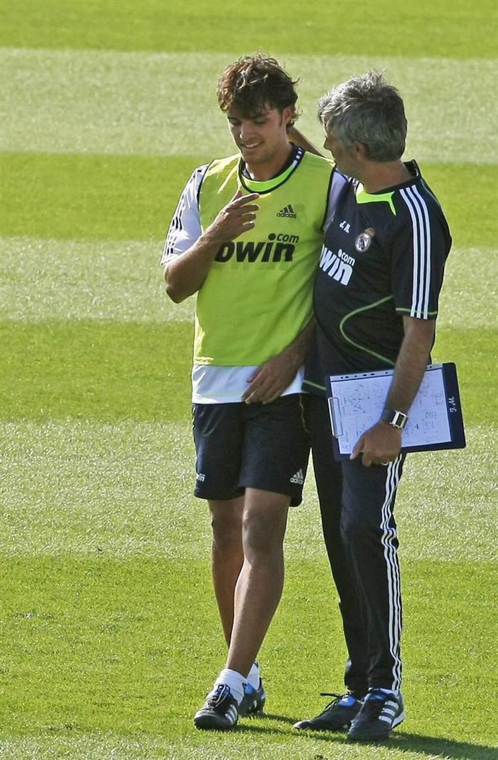 El entonces entrenador del Real Madrid, el portugués José Mourinho (d) conversando con el centrocampista Pedro León durante un entrenamiento en la Ciudad Deportiva de Valdebebas (Madrid). EFE/archivo