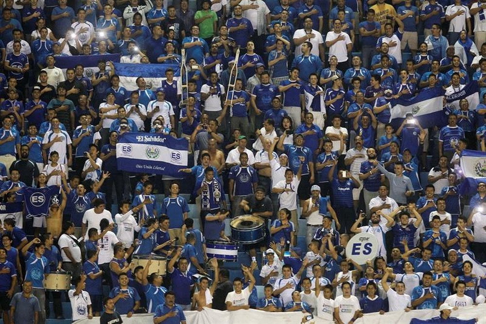 Los jugadores de El Salvador denunciaron la maniobra. EFE