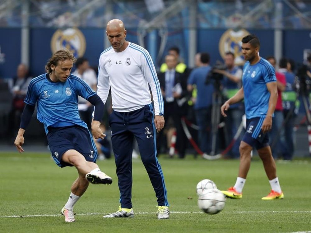 Zidane espera que Modric pueda estar disponible para el próximo compromiso liguero. EFE/Archivo