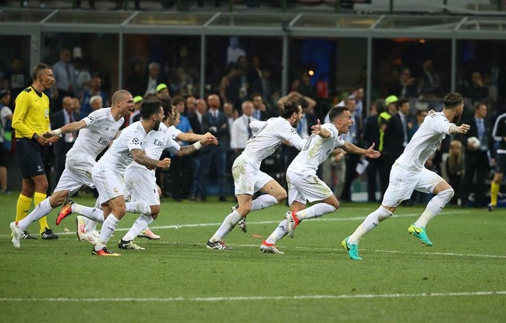 Los jugadores del Madrid celebran la victoria tras la tanda de penaltis. EFE/EPA