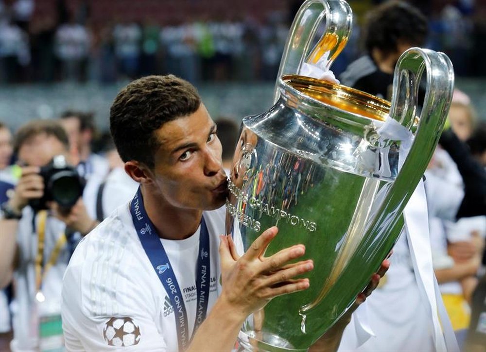 Cristiano Ronaldo ha besado Champions y Eurocopa. EFE