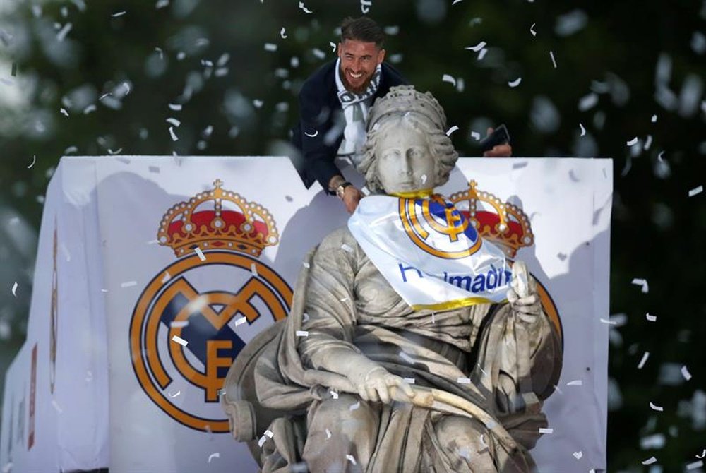 Sergio Ramos fue el encargado de anudar la bandera del Real Madrid en el cuello de la diosa. EFE