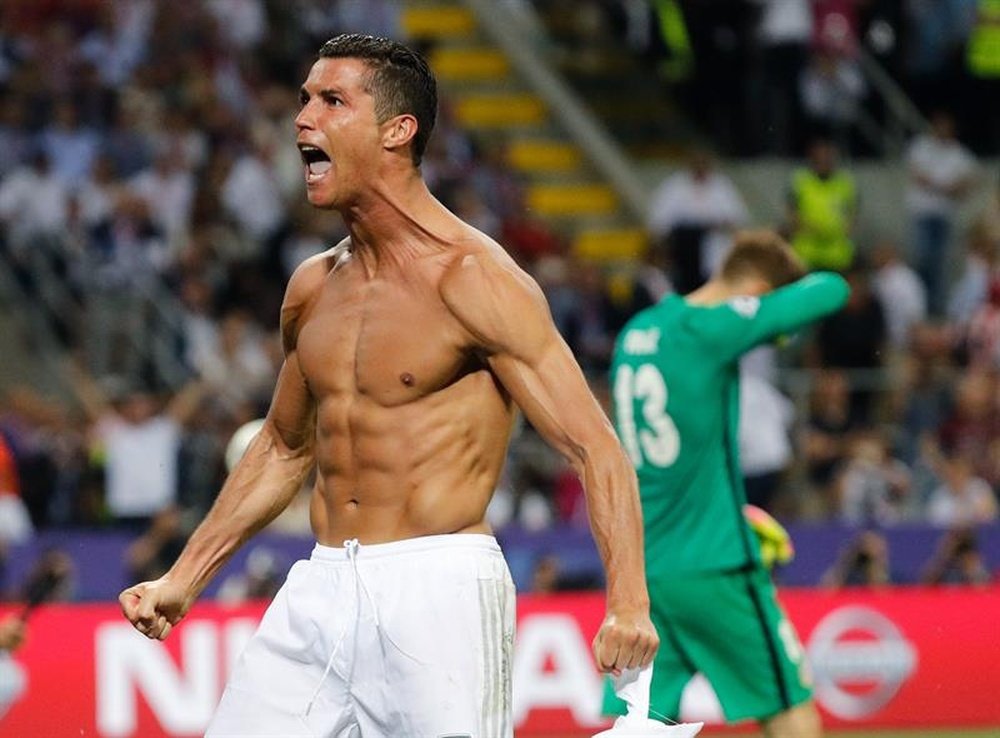 El delantero portugués del Real Madrid Cristiano Ronaldo muestra su alegría tras el definitivo penalti que daba el triunfo al equipo merengue en la final de Liga de Campeones que disputaron Real Madrid y Atlético de Madrid en el estadio de San Siro, en Milán. EFE