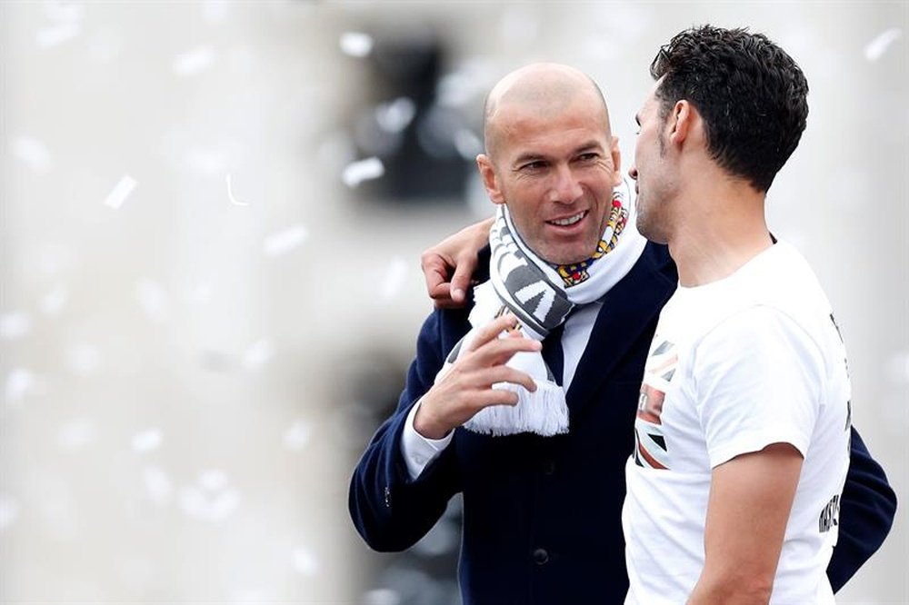 L'entraîneur du Real Madrid Zidane, avec le défenseur Alvaro Arbeloa, pour célebrer la 11ème C1. EFE
