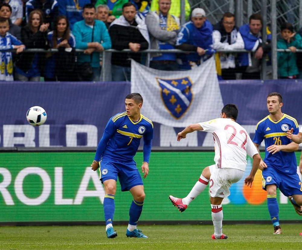 El extremo de España Manuel Agudo Nolito logra un bello gol durante el amistoso que han jugado España y Bosnia en St. Gallen, Suiza. EFE/EPA