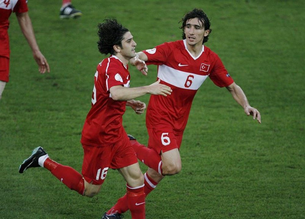 El jugador de la selección turca Ugur Boral (i) y  Mehmet Topal. EFE/Archivo