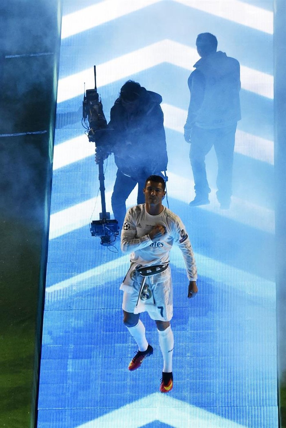 El delantero portugués del Real Madrid Cristiano Ronaldo sale al campo del estadio Santiago Bernabéu, esta noche durante la celebración del título de la Liga de Campeones que el equipo blanco ha logrado ayer tras imponerse en la final al Atlético de Madrid en Milán. EFE