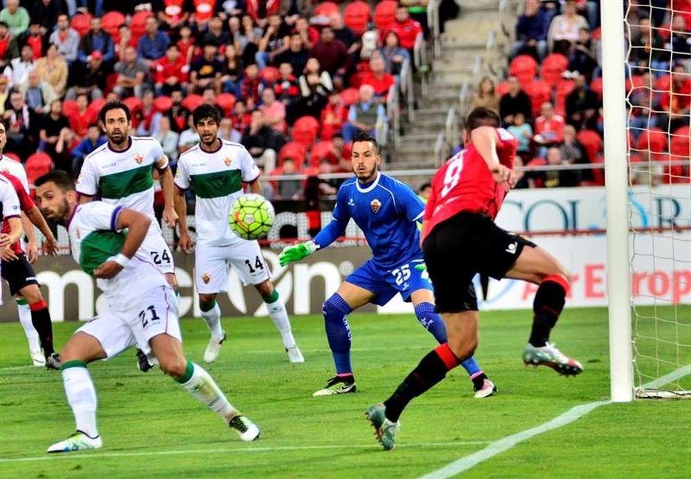 Un momento del partido entre el Mallorca y el Elche de Segunda División, en el Iberostar Estadi de Palma de Mallorca, el pasado 24 de mayo. EFE