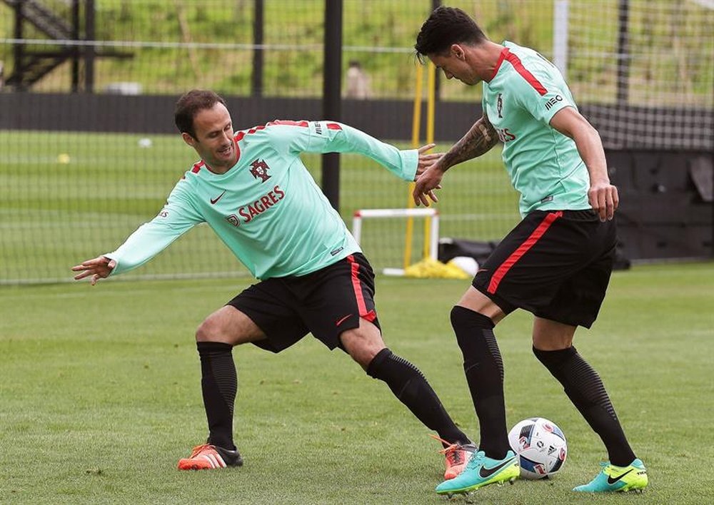 Jugadores de la selección portuguesa de fútbol Ricardo Carvalho (i) y Jose Fonte (d) asisten a un entrenamiento. EFE/Archivo