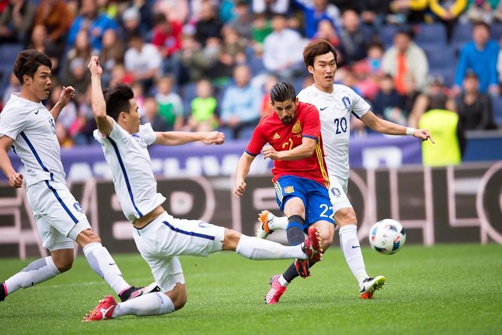 El delantero español Nolito (2d) pelea por el balón con los jugadores de Corea del Sur, Hong Jeong-ho (izda), Kim Ki-hee (2i), y Jang Hyun-soo durante un partido amistoso disputado en Salzburgo, Austria. EFE