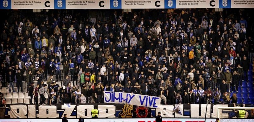 El Dépor ha sido multado por permitir que se desplegara una pancarta de 'Riazor Blues'. EFE/Archivo