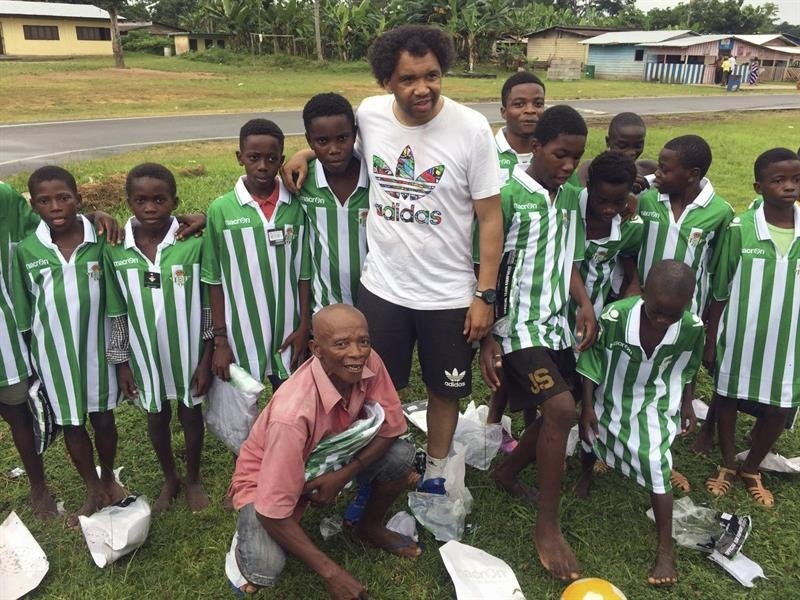 El exinternacional bético Benjamín Zarandona, junto a algunos de los niños de Guinea Ecuatorial, país de origen de su madre, a los que ha llevado camisetas del club bético, botas, gorras, balones, jamón y otras viandas, y solidaridad en virtud de una iniciativa capitaneada por él y por el jugador del Manchester United Ánder Herrera. EFE