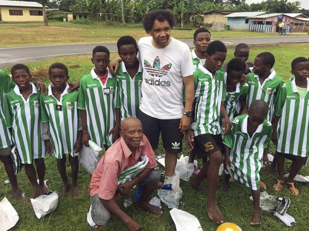 El exinternacional bético Benjamín Zarandona, junto a algunos de los niños de Guinea Ecuatorial, país de origen de su madre, a los que ha llevado camisetas del club bético, botas, gorras, balones, jamón y otras viandas, y solidaridad en virtud de una iniciativa capitaneada por él y por el jugador del Manchester United Ánder Herrera. EFE