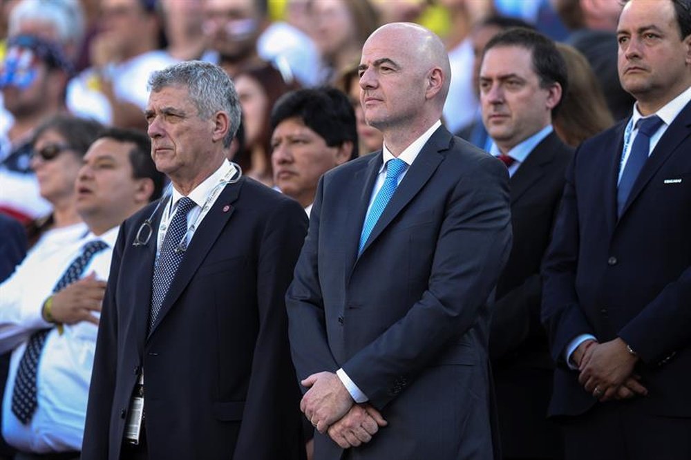 El presidente de la FIFA Gianni Infantino (c) asiste al juego inaugural de la Copa América centenario entre Colombia y Estados Unidos, este viernes 3 de junio de 2016, en el Levis Stadium de Santa Clara (EE.UU.). EFE