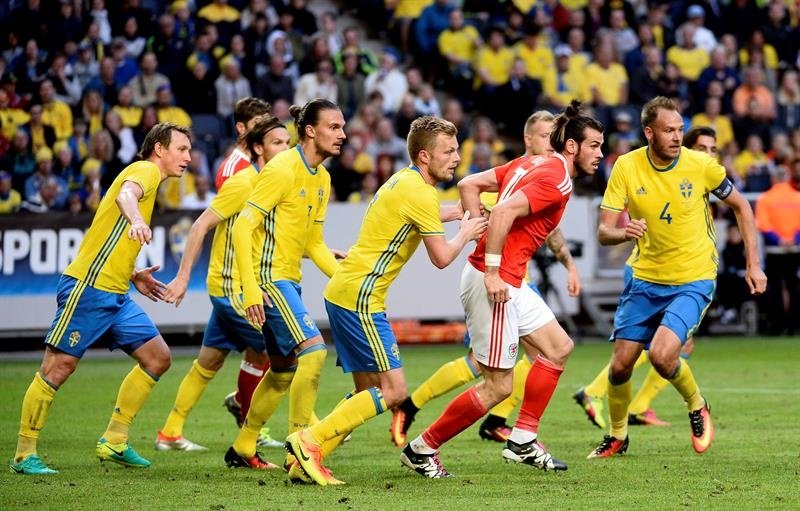 El jugador de Gales Gareth Bale (2dcha) rodeado por (de izda a dcha) Kim Kallstrom, Erik Johansson, Sebastian Larsson y Andreas Granqvis. EFE