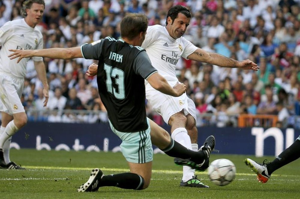 El exjugador del Real Madrid Luis Figo (d) pelea un balón con el jugador holandés del AJax Michel Kreek durante el partido benéfico de veteranos Corazón Classic Match disputado esta tarde en el estadio Santiago Bernabéu de Madrid. EFE