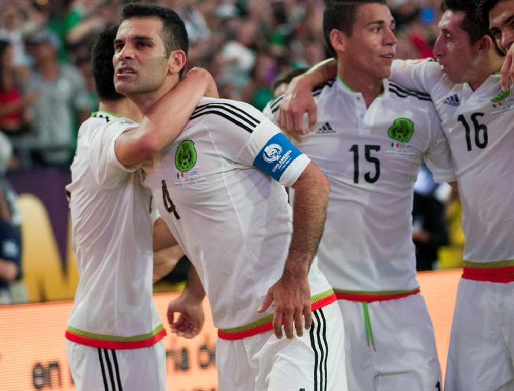 El jugador mexicano Rafael Márquez (2-i) celebra después de anotar el segundo gol de su equipo ante Uruguay durante un partido por el grupo C de la Copa América, en el estadio de la Universidad de Phoenix en Glendale, Arizona (EE.UU.). México ganó 3-1. EFE