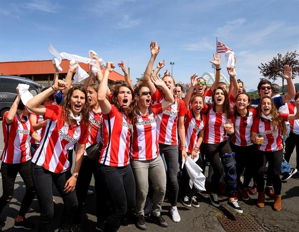 Las jugadoras del equipo femenino del Athletic Club celebran el título de Liga en las instalaciones del club en Lezama. EFE