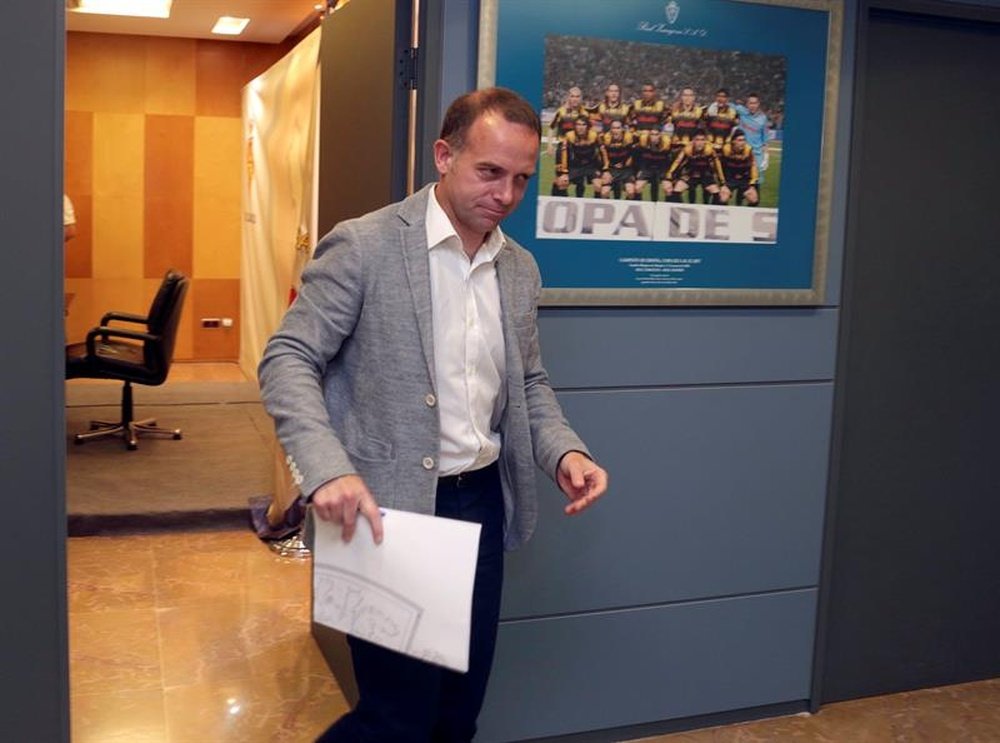 El presidente del Real Zaragoza, Christian Lapetra, tras comparecer ante los medios de comunicación tras el partido del pasado sábado en el que el equipo fue derrotado por 6-2 ante el Llagostera y perdió sus posibilidades de ascenso a Primera División. EFE