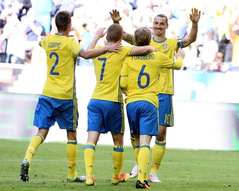 Los jugadores de la selección sueca (de i a d), Mikael Lustig, Sebastian Larsson, Emil Forsberg y Zlatan Ibrahimovic. EFE/Archivo