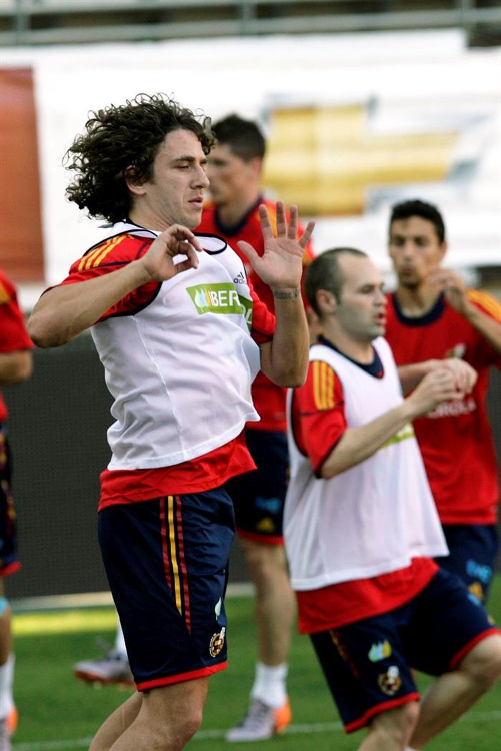 El defensa de la selección española de fútbol Carles Puyol (i) y su compañero el centrocampista Andrés Iniesta. EFE/Archivo