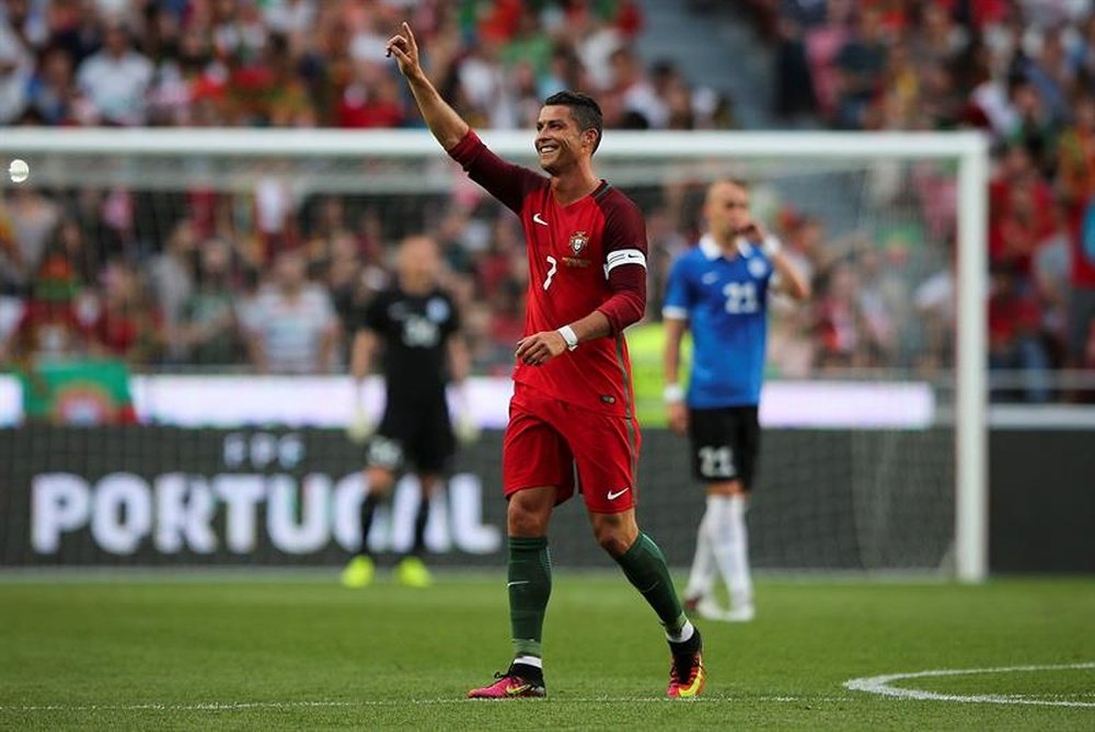 El jugador de Portugal Cristiano Ronaldo celebra la anotación de un gol ante Estonia hoy, miércoles 8 de junio de 2016, durante un partido amistoso entre Portugal y Estonia que se disputa en el estadio Luz, en Lisboa (Portugal). EFE