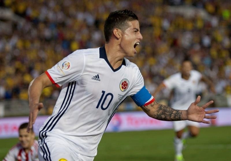 El jugador colombiano James Rodríguez celebra después de anotar el segundo gol de su equipo ante Paraguay. EFE