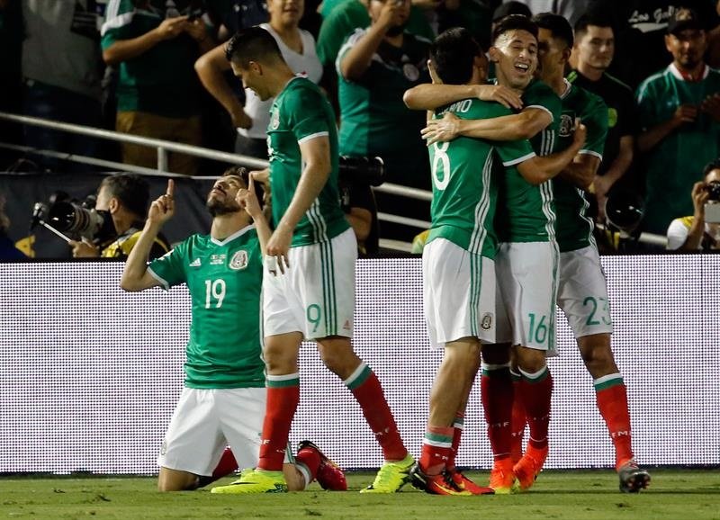 Oribe Peralta (i) de México celebra un gol con sus compañeros, en el juego por el grupo C de la Copa América ante Jamaica hoy, jueves 9 de junio de 2016, en Pasadena (EE.UU.). EFE