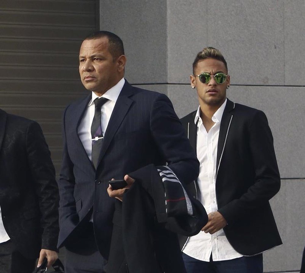 Neymar's farhter would rather not speculate on his son's future. EFE/Archivo