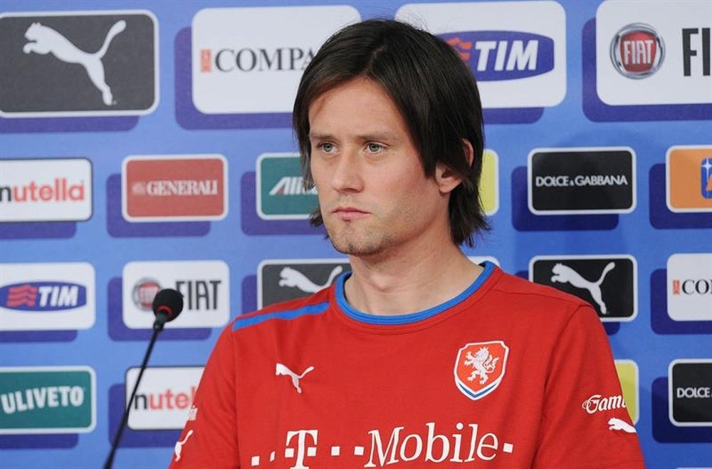 Czech Republic captain Tomas Rosicky has been ruled out of the rest of Euro 2016. EFE/Archivo