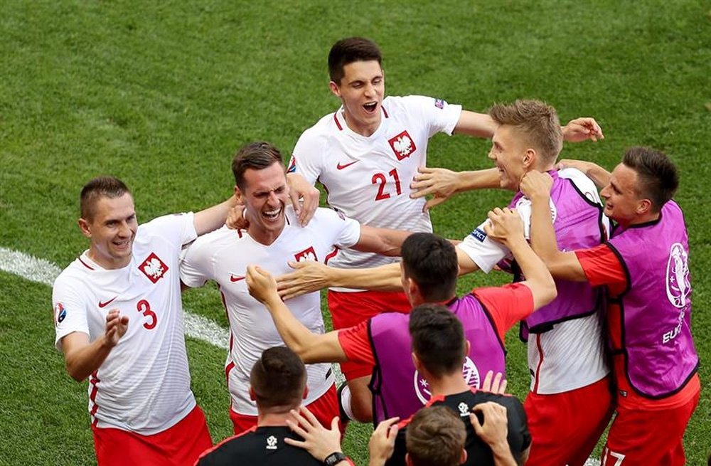 Kapustka celebra con sus compañeros de Polonia en la Eurocopa. EFE