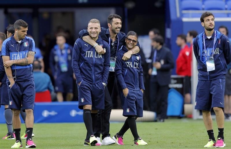 Los itlaianos Ciro Immobile (2-I), Gianluigi Buffon (C) y Lorenzo Insigne (2-d) acceden al estadio de Lyon, Francia. EFE/EPA