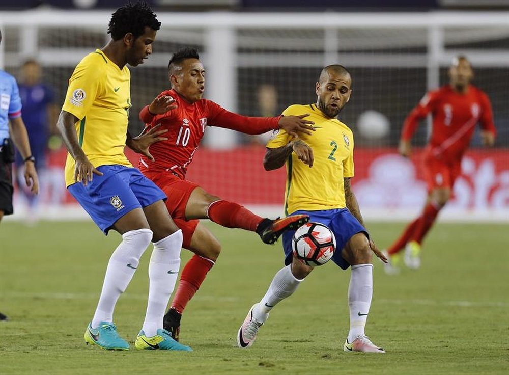 Dani Alves (d) de Brasil disputa un balón con Christian Cueva (c) de Perú hoy, domingo 12 de junio de 2016, en un partido entre Brasil y Perú en el Grupo B de la Copa América Centenario en el estadio Gillete de Foxborough (Estados Unidos). EFE