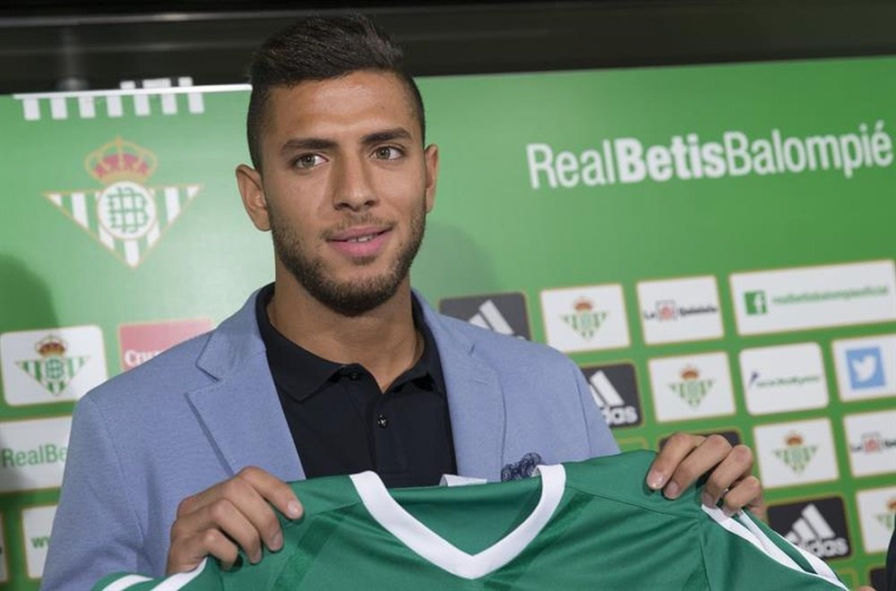 El defensa egipcio Amro Tarek Abdel-Aziz, sostiene una camiseta con su nombre tras firmar contrato con el Real Betis. EFE/Archivo